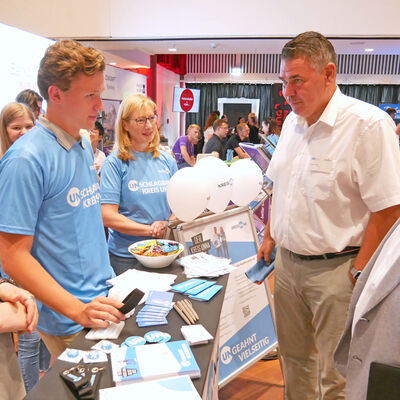 Landrat Löhr und Dezernent Gutzeit besuchen den Stand der Kreisverwaltung Unna.