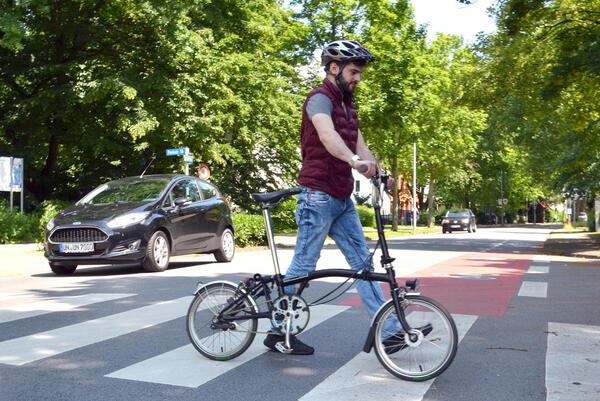 08-15 Serie Radverkehrsregeln - Teil 8 - Fußgängerüberweg Auszubildender Ömer Temur - Foto B