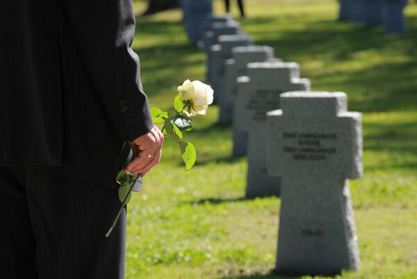 Letzter Gruß: auf der deutschen Kriegsgräberstätte in Eger/Ts