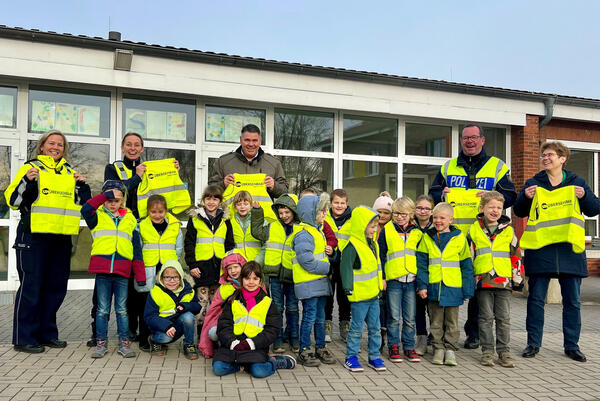 Kinderwarnwestenübergabe an der Uhlandschule in Werne