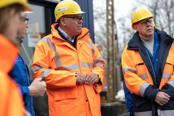 Landrat Mario Löhr (M.) besucht die Betriebsgelände die H2-Trainingsstrecke, auf der der Umgang mit Wasserstoff unter realistischen Bedingungen trainiert werden soll. Foto Alexander Heine