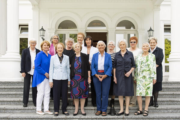 Frauen und Flusslandschaft, Gruppenfoto