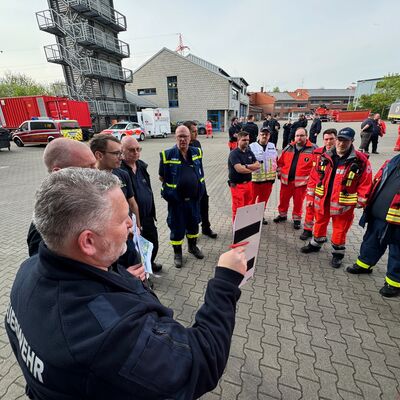 Bild vergrößern: Stellvertretender Kreisbrandmeister Dirk Kemke organisiert das Team zum Aufbau.