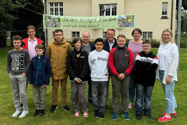 Schüler und Lehrer des Förderzentrums Nord dankten Bürgermeister Thomas Orlowski für die Unterstützung bei dem Projekt "Selm trägt Helm".