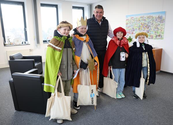 Sternsinger besuchen Landrat