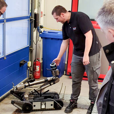 Bild vergrößern: Die Schwerter Feuerwehr hat ihren Roboter mitgebracht.