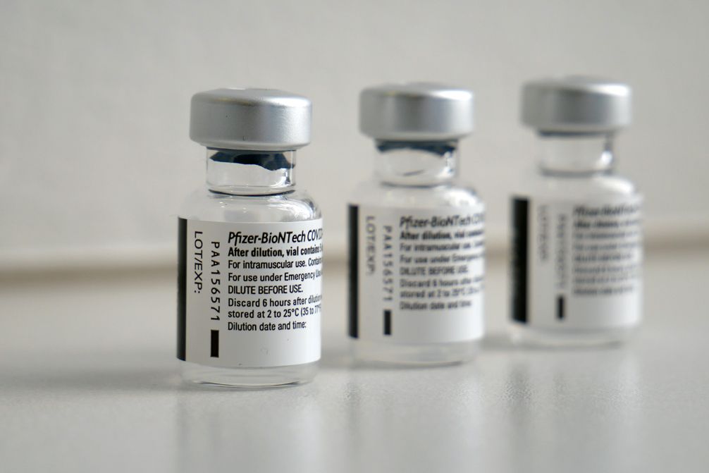 Bild vergrößern: Phiolen mit Impfstoff von BioNTech