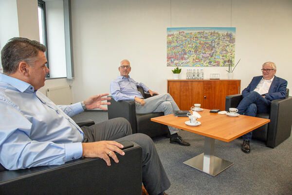 Landrat Mario Löhr und Sozialdezernent Torsten Göpfert im Gespräch mit dem Geschäftsführer des Jobcenters Kreis Unna Uwe Ringelsiep.