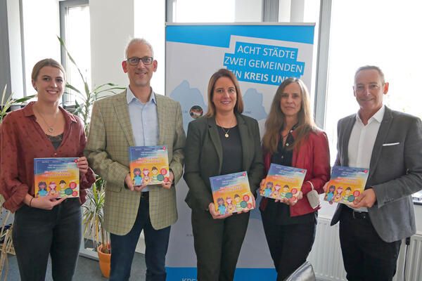 V.l.: Lena Folts (KI), Dezernent Torsten Göpfert, Melanie Schreiber (Leiterin Privatkunden der Sparkasse), Maria Trepper (KI) und Christian Scholz (Fachbereichsleiter Arbeit und Soziales) mit dem Buch, das von der Spende beschafft werden konnte. 