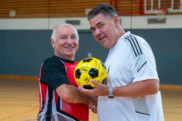 Die Landräte Marek Kwiatkowski und Mario Löhr (links) ließen sich das Spiel der Delegationen nicht entgehen. Das breitere Lächeln liegt dem polnischen Landrat im Gesicht, dessen Team mit drei Toren Unterschied gewann.