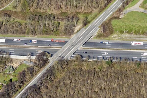 Die alte Brücke ist weg – eine Neue wird jetzt eingehoben. 